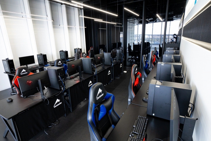 eスポーツ専用の新施設「FAV ZONE」