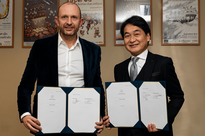 Joint Venture Agreement 署名式の様子 左:Julien Papelier（MP）、右:夏野剛（KADOKAWA）
