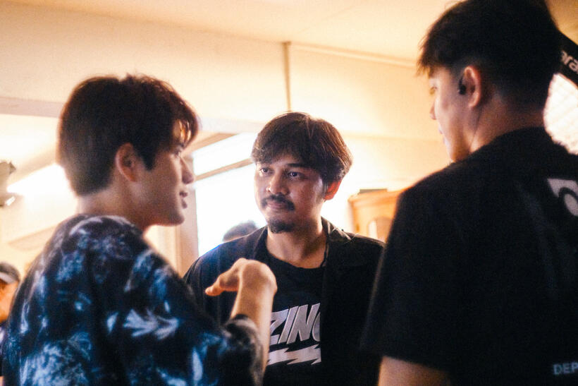 撮影現場でチャンプ監督と演出の確認をする森崎さん